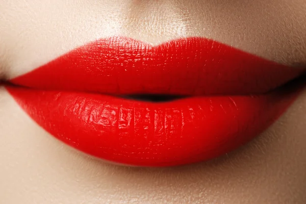 Primer plano de labios de mujer con lápiz labial rojo. Hermosos labios perfectos. Boca sexy de cerca. Hermosa amplia sonrisa de mujer joven y fresca con labios llenos — Foto de Stock