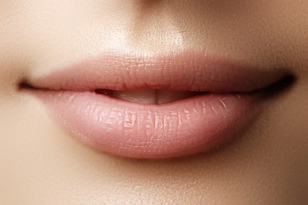 Perfecte lippen. Sexy meisje mond dicht. Schoonheid jonge vrouw Glimlach. Natuurlijke dikke volle Lip. Lipvergroting. Detail van dichtbij — Stockfoto