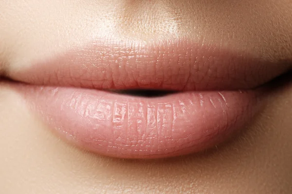 Labios perfectos. Sexy Girl Mouth de cerca. Bella joven sonríe. Labios rellenos naturales. Aumento de labios. Detalle de cerca —  Fotos de Stock