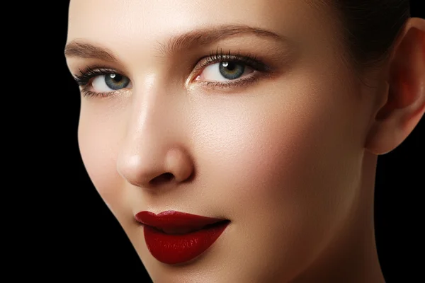 Bella moda modello donna volto ritratto con rossetto rosso. Glamour ragazza con trucco luminoso. Bellezza femminile. Pelle perfetta e trucco. Labbra rosse — Foto Stock