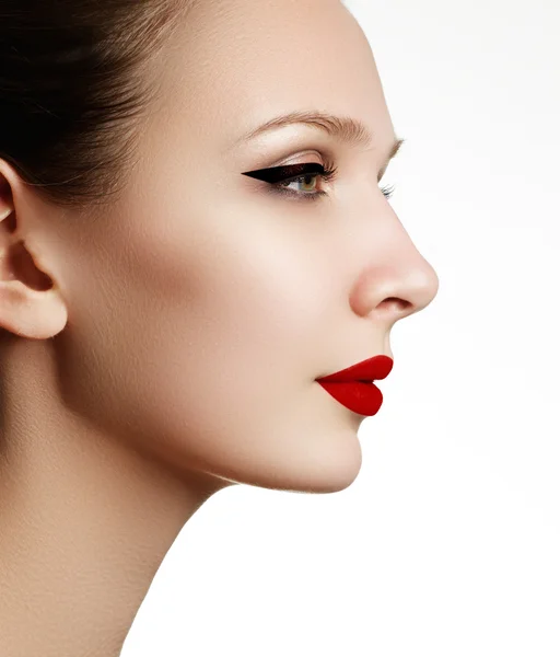 Magnifique portrait visage de mannequin femme avec rouge à lèvres rouge. Glamour fille avec un maquillage lumineux. Belle femelle. Une peau et un maquillage parfaits. lèvres rouges — Photo