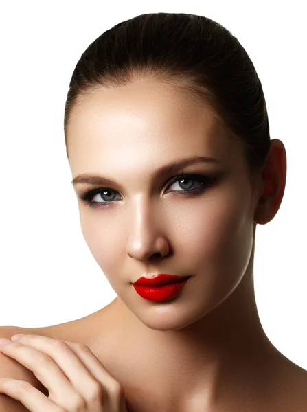 Mooie mode vrouw model gezicht portret met rode lippenstift. Glamour meisje met lichte make-up. Vrouwelijke schoonheid. Perfecte huid en make-up. Rode lippen — Stockfoto