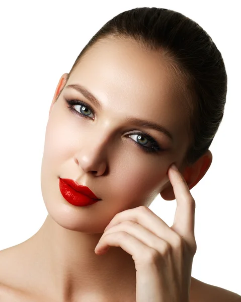 Magnifique portrait visage de mannequin femme avec rouge à lèvres rouge. Glamour fille avec un maquillage lumineux. Belle femelle. Une peau et un maquillage parfaits. lèvres rouges — Photo