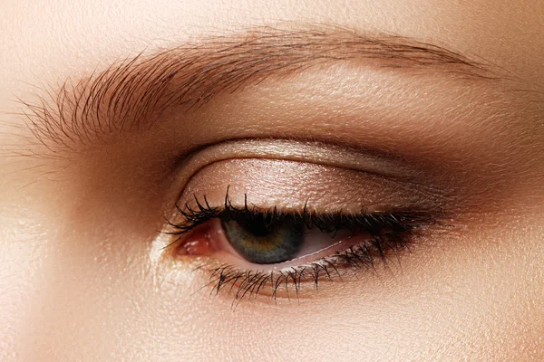 Maquillaje de ojos. Hermosos ojos maquillaje. Detalles de maquillaje navideño. Pestañas largas. Primer plano de maquillaje de ojos femeninos en el estilo de ojos ahumados — Foto de Stock