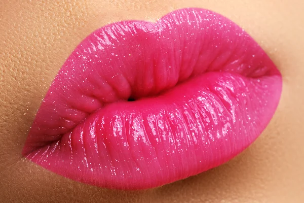 Perfektes Lächeln. schöne volle rosa Lippen. rosa Lippenstift. Lippen glänzend. Make-up & Kosmetik — Stockfoto