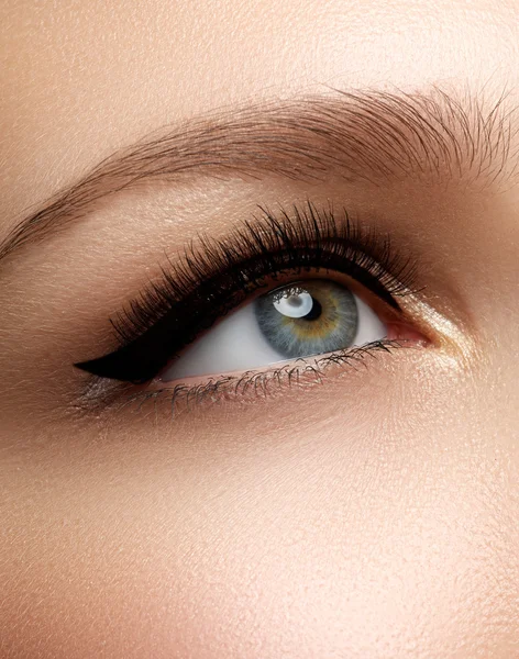 Cosmetica & make-up. Mooie vrouwelijke oog met sexy zwarte liner make-up. Mode grote pijlvorm op vrouw ooglid. Chique avond make-u — Stockfoto