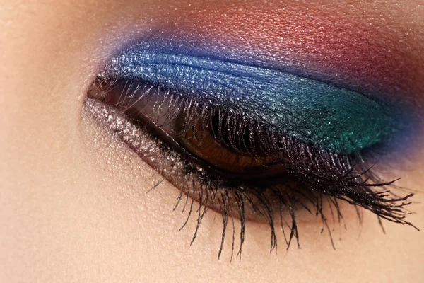 Macro colpo di bella occhio della donna, colori brillanti e profondi make-up. Ombretto viola scuro sulla palpebra. Vista sexy, aspetto sensuale. Trucco chic glamour — Foto Stock