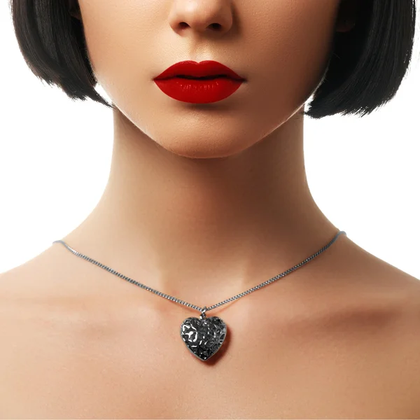 Concept beauté et bijoux - femme portant pendentif en or brillant. Maquillage chic et bijoux de luxe — Photo