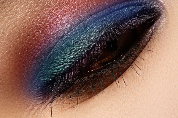 Makro snímek ženy krásné oko, jasné a syté barvy make-upu. Tmavě fialové stíny na oční víčko. Sexy pohled, smyslný pohled. Zvláštního elegantní make-up — Stock fotografie