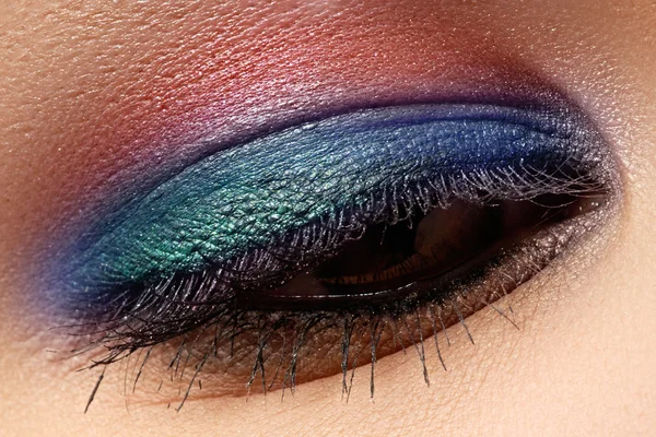 Hermoso macroplano de ojo femenino con maquillaje creativo. Maquillaje colorido brillante. Cosméticos y maquillaje. Primer plano macro disparo de la moda sparcle visage — Foto de Stock