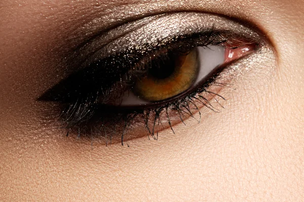 Hermoso macroplano de ojo femenino con maquillaje ceremonial. Primer plano de ojo de mujer con hermoso maquillaje árabe. Vista de cerca del ojo femenino con hermoso maquillaje creativo moderno —  Fotos de Stock