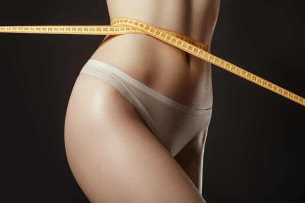 Kvinna mäta perfekta formen av vackra lår. hon gå ner i vikt — Stockfoto