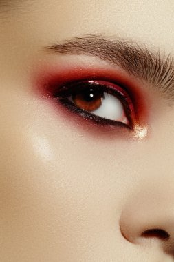 Güzel ve genç birbayan modu yakın çekim portre. Karanlık moda dumanlı gözler makyaj, soluk dudaklar ve pürüzsüz bir cilt