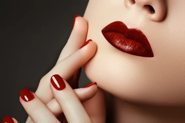 Buzele și unghiile roșii sexy se închid. Deschide gura. Manichiură şi machiaj. Inventează conceptul. Sărut — Fotografie, imagine de stoc