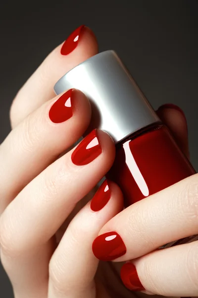 Foto ravvicinata di belle unghie. Una buona idea per la pubblicità di cosmetici per manicure. Grande idea per la pubblicità smalto per unghie . — Foto Stock