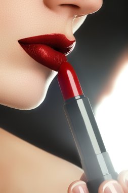 Güzellik dudaklar. Güzel yakın çekim, harika bir fikir kozmetik reklam için dudakları. Aşırı yakın çekim modeli uygulanan kırmızı ruj. Makyaj. Profesyonel moda retro makyaj. Kırmızı ruj