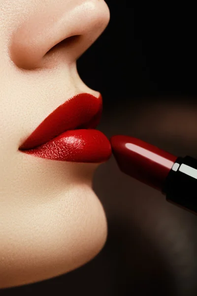 아름다움 입술입니다. 아름 다운 입술 화장품의 광고에 대 한 근접, 좋은 아이디어. 익 스 트림 모델 적용 빨간 립스틱 닫습니다. 메이크업입니다. 전문 패션 레트로 메이크업입니다. 빨간 립스틱 — 스톡 사진