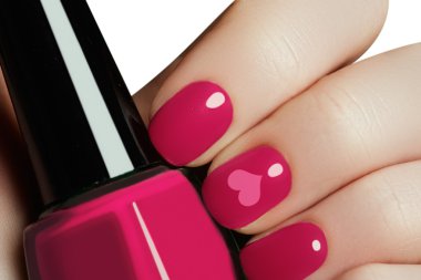Sevgililer tırnak sanat manikür. Sevgililer günü tatil tarzı parlak manikür boyalı kalp ile. Bir şişe tırnak cilası. Güzellik Salonu. El. Son moda pembe çivi. Nailpolish