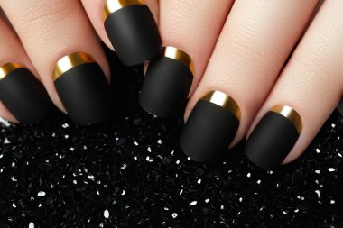 Manikür. Siyah mat oje. Manikürlü tırnak siyah mat oje ile. Karanlık nailpolish ile manikür. Altın çivi sanatı manikür. Tatil tarzı parlak manikür