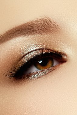 Kaşlar, kahverengi kaptırdın ve uzun kirpiklerini mükemmel şekli. Kozmetik ve makyaj. Modern moda makyaj. Klasik kahverengi dumanlı göz makyajı