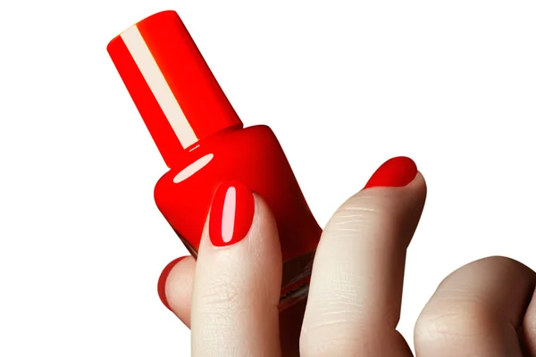 修指甲。美丽修剪与红色指甲油的女人的手。美丽的红指甲。瓶指甲油。美容美发。手。时尚的红指甲。美 — 图库照片