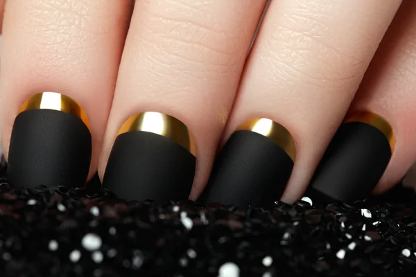 Manikür. Siyah mat oje. Manikürlü tırnak siyah mat oje ile. Karanlık nailpolish ile manikür. Altın çivi sanatı manikür. Tatil tarzı parlak manikür