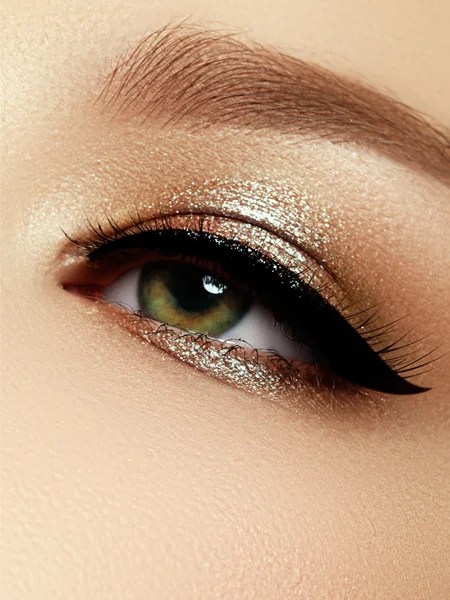 Elegancia primer plano de hermoso ojo femenino con sombra de ojos de moda y delineador de ojos. Macro disparo del hermoso ojo de la mujer con pestañas extremadamente largas. Maquillaje sexy. Maquillaje retro — Foto de Stock