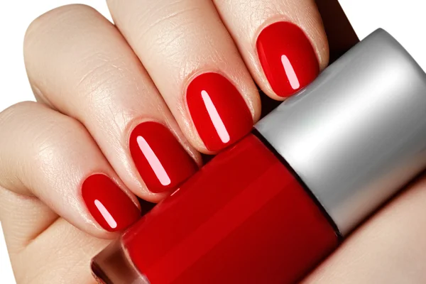 Manicure. Belas mãos de mulher bem cuidada com esmalte vermelho. Bonita manicura vermelha. Garrafa de esmalte. Salão de beleza. Mão. Unhas vermelhas da moda. Verniz de unhas — Fotografia de Stock