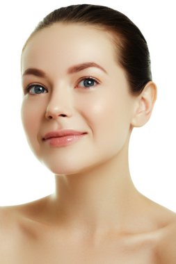 Güzel yüzünü genç bir beyaz kadın. Kadın Güzellik yüz portre sağlıklı deri ile. Kameraya bakarak güzel genç kadın portresi. Beyaz arka plan üzerinde izole