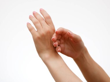 Güzel Kadın Elleri. Spa ve Manikür konsepti. Fransız manikürlü bir kadın eli. Yumuşak ten, cilt konsepti. Güzellik tırnakları.