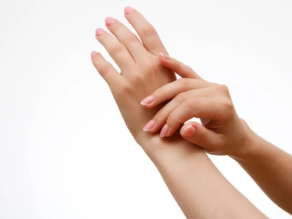Piękne Ręce Kobiet Koncepcja Spa Manicure Kobiece Ręce Francuskim Manicure — Zdjęcie stockowe