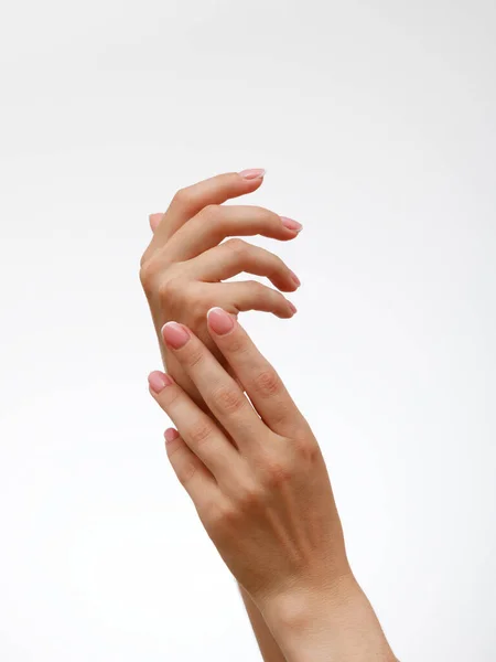 美しい女性の手 マニキュアコンセプト 美しい女性の手 マニキュアのコンセプト フランスのマニキュアで女性の手 柔らかい肌 スキンケアの概念 — ストック写真