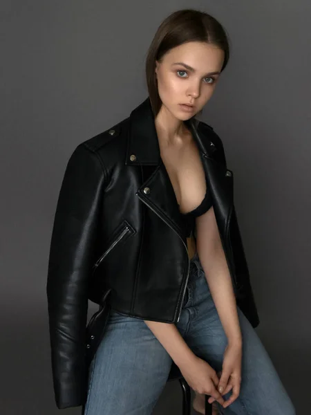 Femme modèle beauté. Portrait d'essai de modèle avec jeune beau modèle de mode posant sur fond gris. Porter soutien-gorge et jeans. — Photo