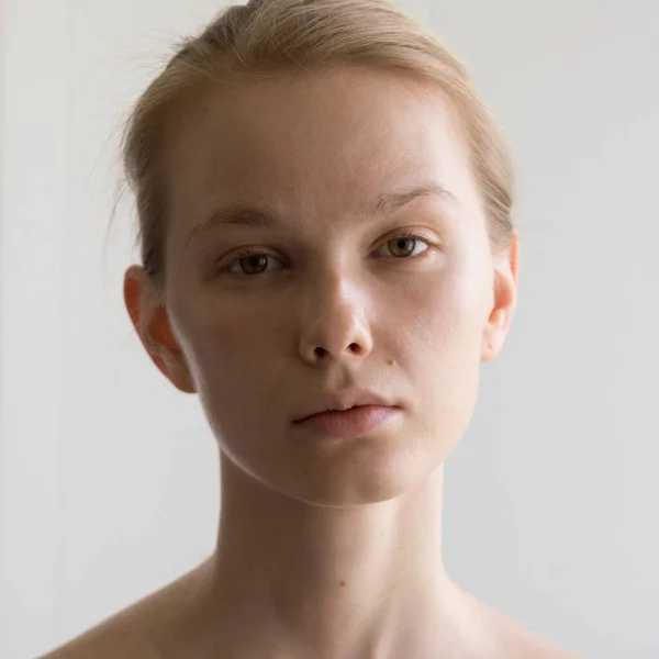 Belleza Retrato de rostro de mujer joven sin maquillaje. Imagen natural sin retoque, poca profundidad de campo —  Fotos de Stock