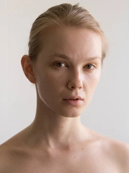 Belleza Retrato de rostro de mujer joven sin maquillaje. Imagen natural sin retoque, poca profundidad de campo —  Fotos de Stock