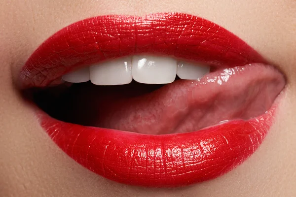 Seksi dudaklar. Güzellik kırmızı dudaklar. Güzel makyaj portre. Şehvetli ağız. Ruj ve Lipgloss