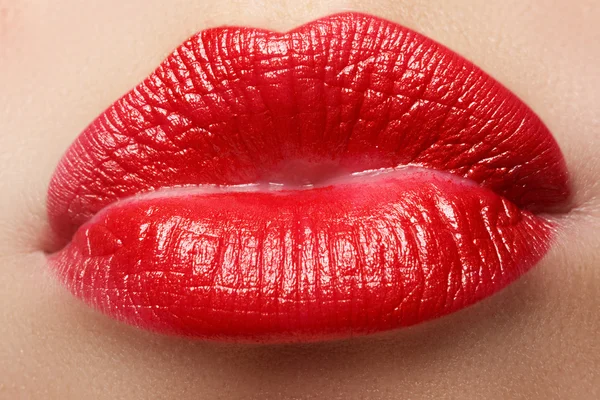 Labios sexys. Detalle de maquillaje labial rojo belleza. Hermoso maquillaje de cerca. Boca sensual. lápiz labial o brillo de labios. Un beso. Belleza — Foto de Stock