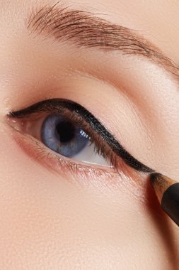 Güzel model göz göz kalemi closeup uygulama