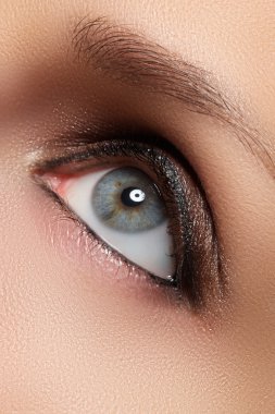 Kahverengi göz makyajı. Gözler makyaj. Vintage tarzı makyaj. Göz kalemi