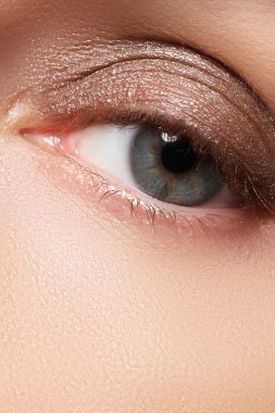 Mavi kadın göz bown dumanlı makyaj ve uzun kirpikler