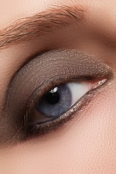 Imagem de close-up de olho de mulher fechado com bela maquiagem brilhante, olhos esfumaçados — Fotografia de Stock