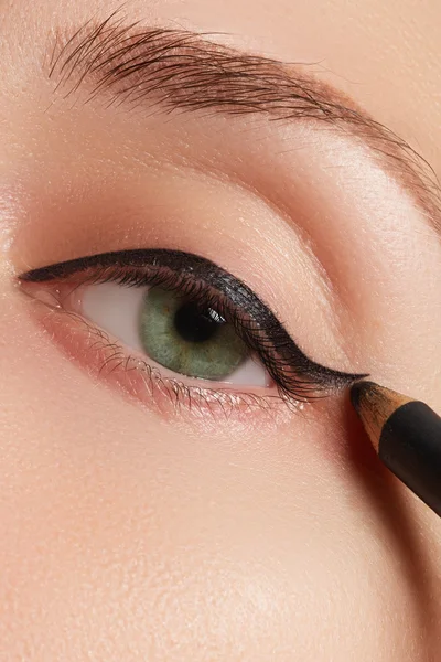 Piękny model zastosowanie eyeliner zbliżenie na oko — Zdjęcie stockowe
