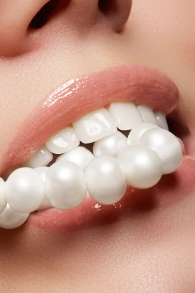 Beautiful smile of young fresh woman with great healthy white teeth and perls — Stock Photo, Image