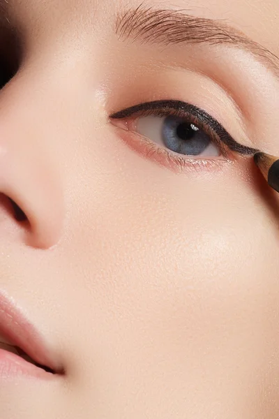 Modelo bonito aplicando eyeliner closeup no olho — Fotografia de Stock