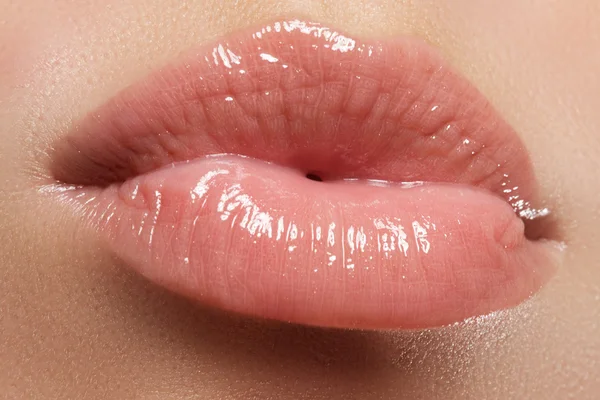 Labios sexys. Detalle de maquillaje labial rosa belleza. Hermoso maquillaje de cerca. Boca sensual. lápiz labial o brillo de labios. Un beso. Belleza — Foto de Stock