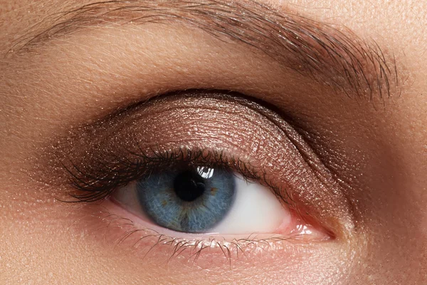 Blaues weibliches Auge mit geschwungenem Smoky Make-up und langen Wimpern — Stockfoto