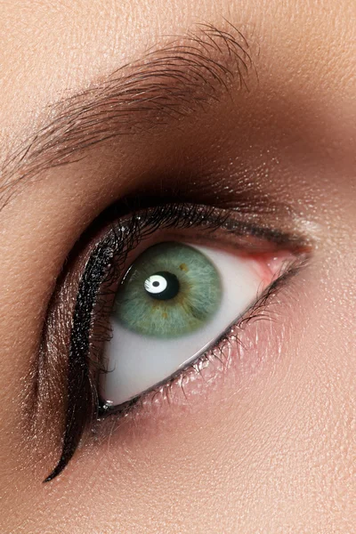 Close-up van vrouw blauw oog met mooie Arabische make-up. Oosterse make-up — Stockfoto