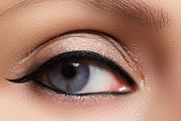 Primer plano de ojo azul mujer con hermoso maquillaje árabe. Maquillaje oriental — Foto de Stock