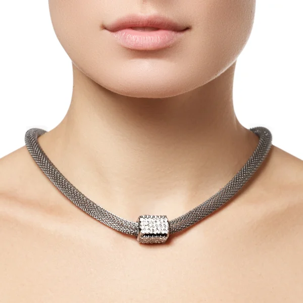 Hermoso collar de moda en el cuello. Joyería y bijouterie — Foto de Stock