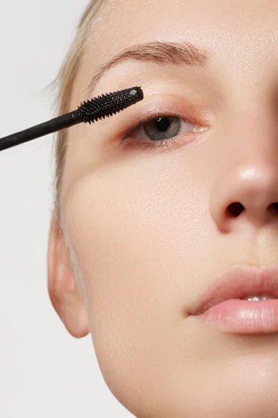 Make-up artist geldt wimpers make-up. Mooie vrouw gezicht. Perfecte make-up — Stockfoto